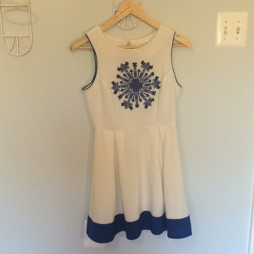 Sleeveless dress with keyhole back
